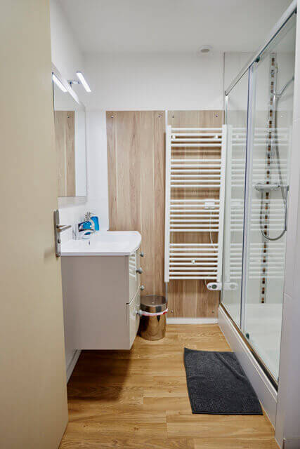 Salle de bain moderne, serviettes fournies