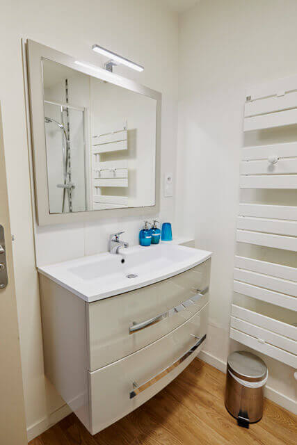 Modern bathroom, Bath towels provided, seasonal apartment St-Brieuc