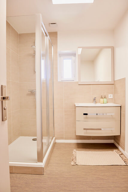 Salle de bain moderne, apparthotel, St-Brieuc city